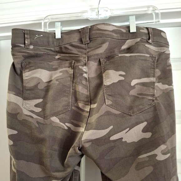 Wit and Wisdom Camo Pants - Picture 5 of 7